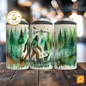 Puede incluir: Tres portavasos aislados con un diseño de bosque y Bigfoot. El portavasos central presenta una ilustración de Bigfoot con el texto "Step Lightly" y "This is Big Foot Country". Los portavasos tienen un sello dorado que dice "Free Designs 6 Included".