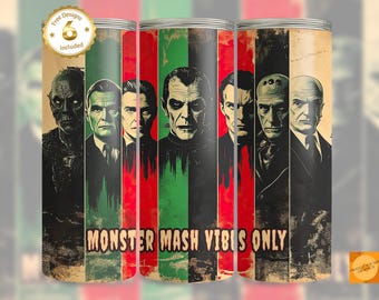 Może przedstawiać: Zestaw sześciu kubków z ilustracjami w stylu vintage klasycznych potworów filmowych. Projekt zawiera czerwone, zielone i czarne pionowe paski. Tekst "MONSTER MASH VIBES ONLY" jest wyświetlany.