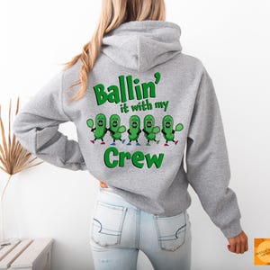 Pickleball Crew T-Shirt PNG | Ballin &#39;With My Crew Design | Lustige Pickle-Figuren | Sublimationsdruck, DTF, UVDTF Digital Shirt Transfer