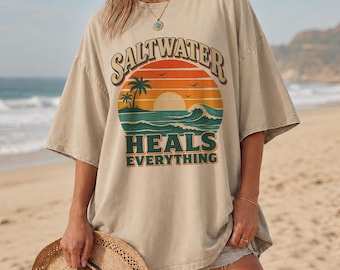 L'acqua salata guarisce tutto Immagine PNG a sublimazione / Design per maglietta con tramonto sulla spiaggia in stile retrò / Clipart DTF UVDTF
