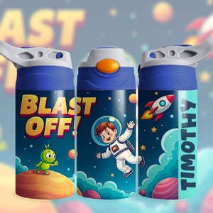 Puede incluir: Tres botellas de agua azules y blancas con gráficos de temática espacial. Una botella tiene el texto "BLAST OFF!" y un extraterrestre verde. Otra presenta un astronauta y el texto "TIMOTHY". Las botellas tienen tapas abatibles blancas.