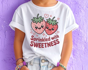 PNG "Spolverato di dolcezza" / Design per maglietta per bambini con fragole / Sublimazione Kawaii / Grafica dolce per bambini / Trasferimento DTF / Clipart UVDTF
