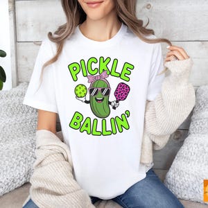 Pickleball Pickle T-Shirt Design | Pickle Ballin &#39;Sublimation | Lustiger Pickleball UV DTF, DTF Druck | Leopard Paddel | Sportliches Pickle-Design
