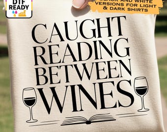 Atrapado leyendo entre copas de vino PNG / Diseño divertido de camiseta para amantes de los libros y el vino / Clip art de sublimación DTF UVDTF