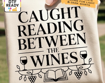 Sorprendido leyendo entre copas PNG / Diseño divertido de camiseta para amantes de los libros de vino / Clip art para sublimación DTF UVDTF