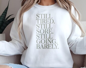 Camiseta "Todavía cansado, todavía dolorido, todavía voy a duras penas" (sublimación PNG) / Frase divertida para entrenar / Diseño con humor para el gimnasio / Transferencia DTF UVDTF