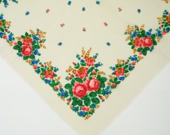 Pode incluir: Um tecido branco com um padrão floral. O padrão apresenta flores rosa, vermelhas, azuis e verdes com caules e folhas marrons.