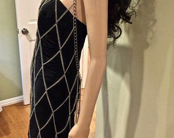 Zilveren metalen sexy jurk. Kettingen jurk. Schouder sieraden. Kettingoverhemd. Zilveren mode lichaamsketting. Unisex lichaamsharnas. Nikkelvrij