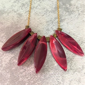 Rode dikke ketting, rode en gouden statementketting, boho gewaagde rode ketting, rode sieraden voor vrouwen, rode moderne ketting