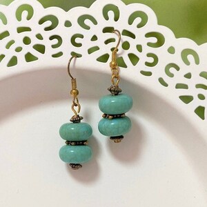 Turquoise hangoorbellen, turquoise drop oorbellen, turquoise en gouden trendy oorbellen, moderne oorbellen voor vrouwen, lange turquoise oorbellen