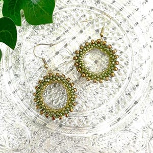 Orecchini a cerchio in oro verde, orecchini pendenti lucidi, orecchini con perline per donna, regali di Natale per tua moglie o mamma, gioielli verdi