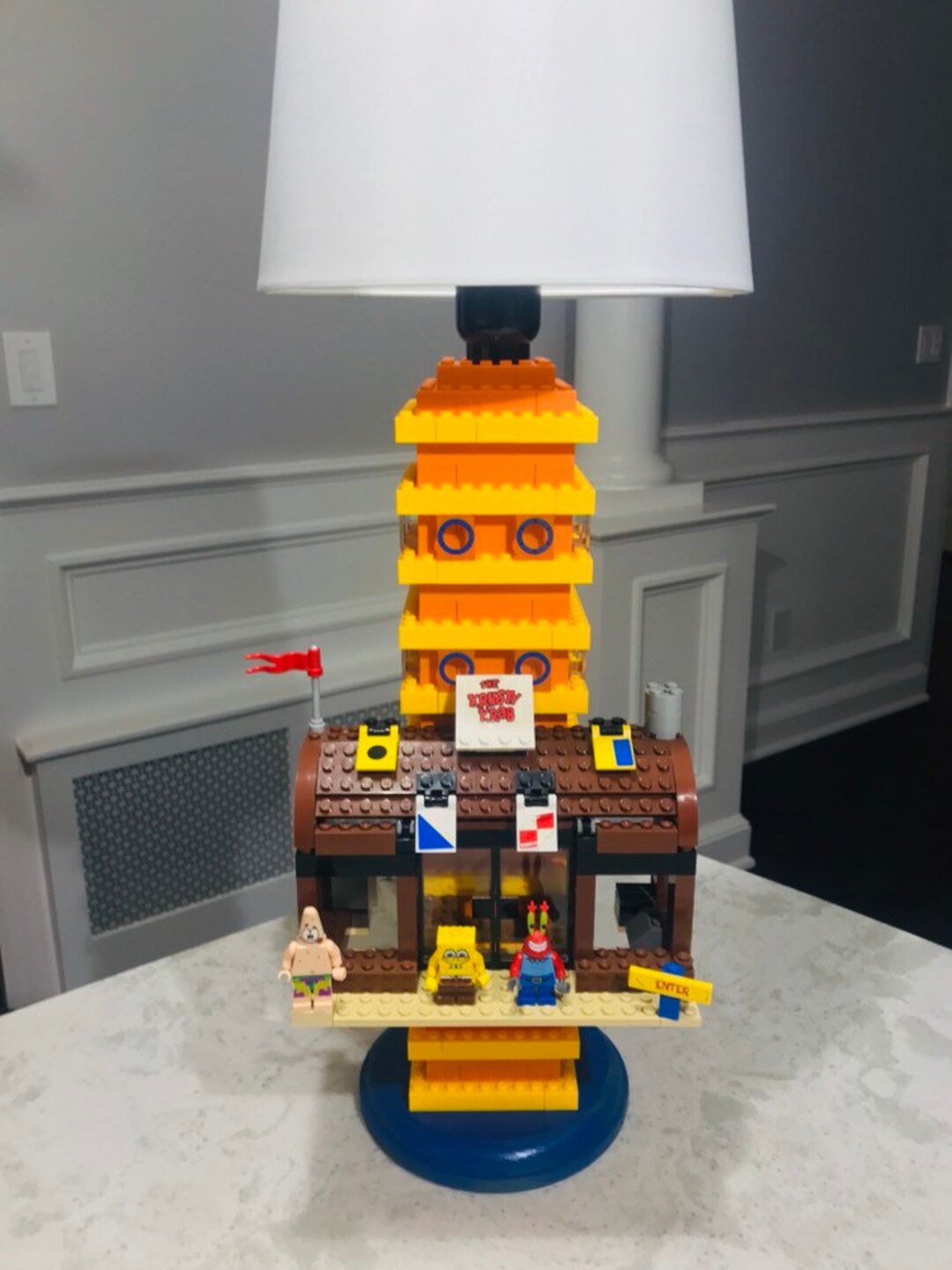 Lámpara XL de Bob Esponja y Crustáceo Cascarudo hecha de ladrillos LEGO®  España