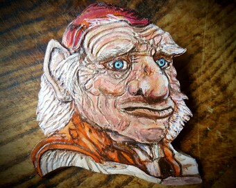 Broche de cuero con forma de hoggle inspirado en el laberinto