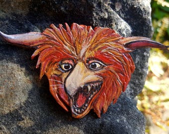 Broche de cuero de fuego inspirado en el laberinto