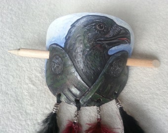 Keltisk Morrighan Raven-inspirerad hårspänne i läder med skimrande fjädrar