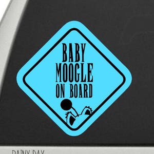 Naklejka na okno z napisem „Baby Moogle on Board” – dwukolorowa naklejka winylowa – naklejka na szybę samochodu – Moogle on board – znak „Baby on board”