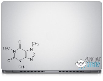 Op de afbeelding: Een zilveren laptop met een zwart-witte chemische structuur en een cartoonwolk met een bril en de tekst "Rainy Day Geekery" op het scherm.