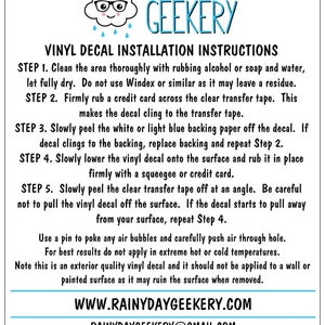 K&ouml;nnte beinhalten: Anleitung zum Anbringen eines Vinyl-Aufklebers. Die Anleitung umfasst das Reinigen der Oberfl&auml;che, das Anbringen des Aufklebers und das Entfernen der Transferfolie. Der Text enth&auml;lt die Website-Adresse www.rainydaygeekery.com und Social-Media-Handles f&uuml;r Facebook und Instagram.