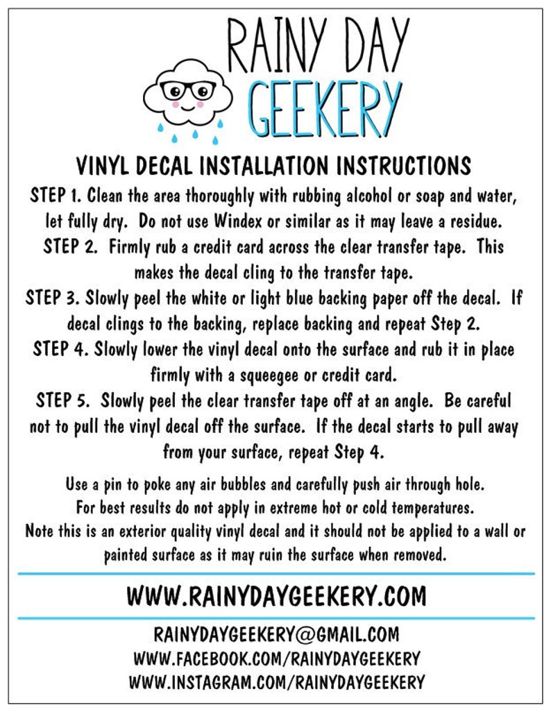 K&ouml;nnte beinhalten: Anleitung zum Anbringen eines Vinyl-Aufklebers. Die Anleitung umfasst das Reinigen der Oberfl&auml;che, das Anbringen des Aufklebers und das Entfernen der Transferfolie. Der Text enth&auml;lt die Website-Adresse www.rainydaygeekery.com und Social-Media-Handles f&uuml;r Facebook und Instagram.