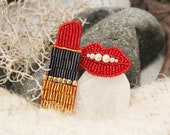 Red lipstick and lips with pearl brooch trend bijouterie set 2 pieces Rossetto rosso e labbra con spilla di perle bigiotteria di tendenza