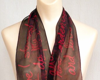 Propuesta del Sr. Darcy - Pequeña bufanda de gasa de seda pintada a mano - Texto rojo rubí sobre fondo negro/rojo moteado