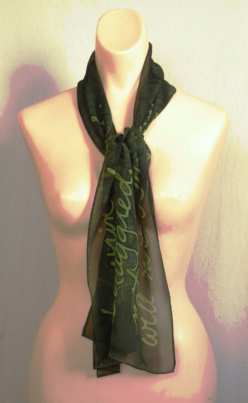 Puede incluir: Una bufanda de seda verde oscuro con una inscripci&oacute;n verde claro que dice "Estoy comprometida y no estoy estresada".