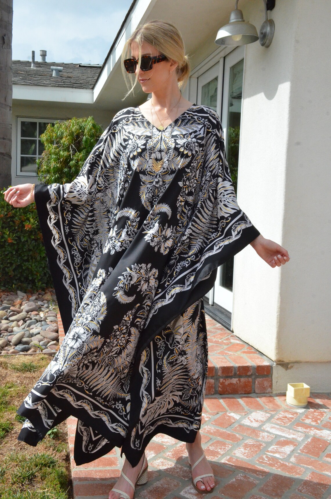 kaftan black and white