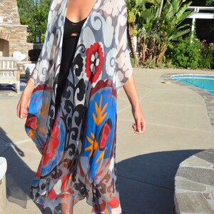 Doorschijnende zijden kimono: abstracte bloemenprint, lichtgewicht stofdoek afbeelding 9