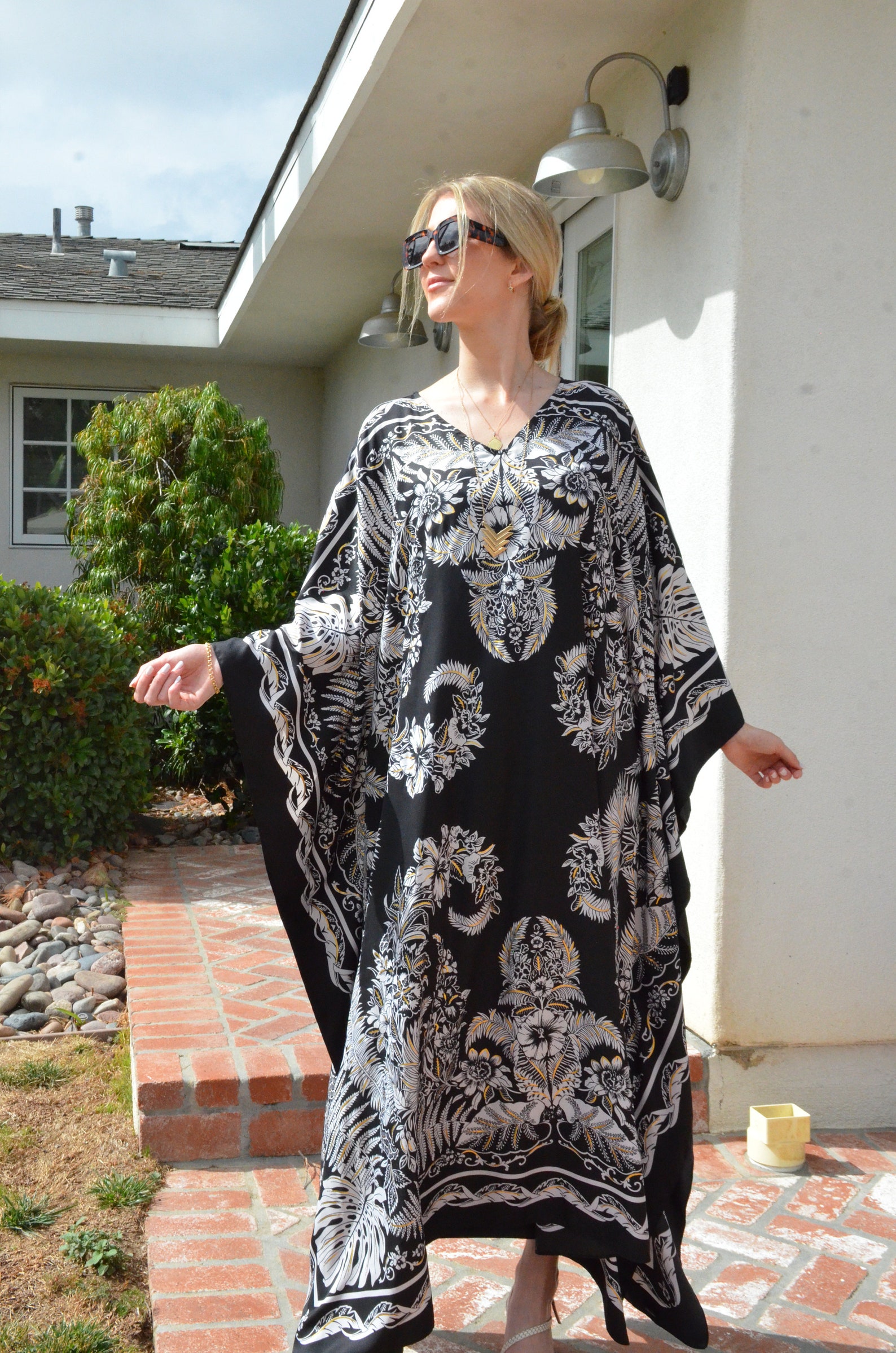 kaftan black and white