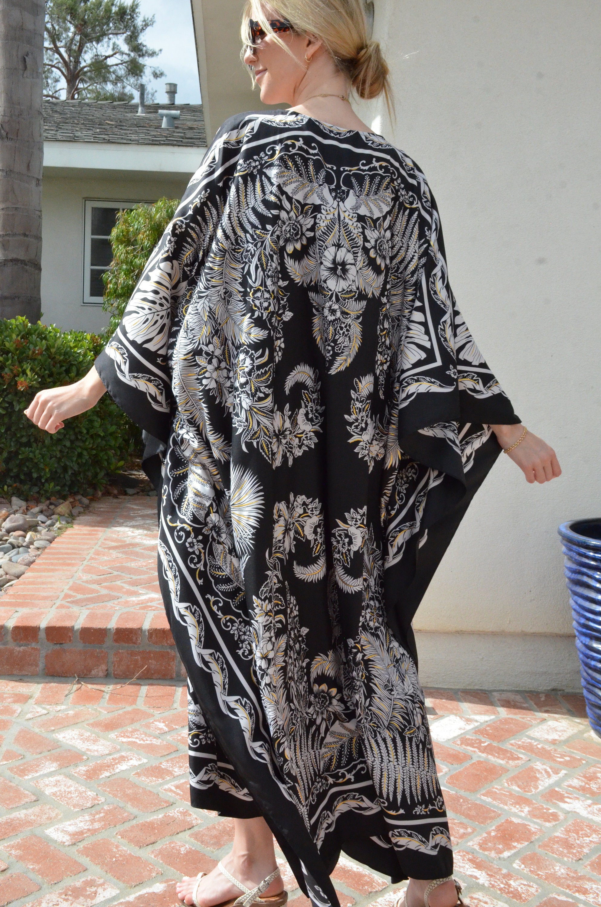 kaftan black and white
