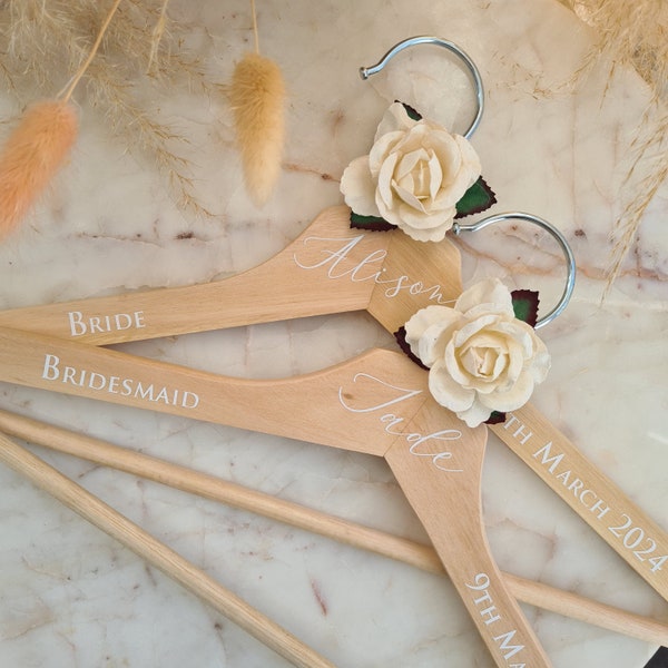 Cintres de mariage personnalisés roses blanches | Cadeau de mariée | Cintre demoiselle d'honneur | Cintres de mariage de demoiselle d'honneur | Cintre de jour de mariage