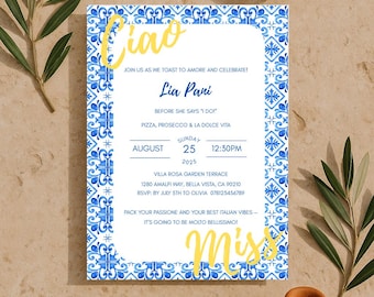 Puede incluir: Una invitación de boda con un diseño de azulejos azules y blancos, con las palabras "Ciao" y "Miss" en escritura amarilla. La invitación incluye detalles del evento, rodeada de ramas de olivo y cerámica de terracota.