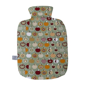 Könnte beinhalten: Eine grüne Wärmflasche mit einem roten, gelben und weißen Apfelmuster.