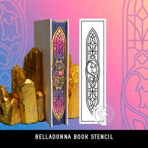 Op de afbeelding: Een Belladonna-boeksjabloon met een verticaal rechthoekig ontwerp met een centraal klokvormig bloemmotief in een glas-in-loodstijl frame. Het sjabloon wordt getoond naast een boek met een bijpassende kleurrijke bloemenrug en gouden kristallen boekensteunen.
