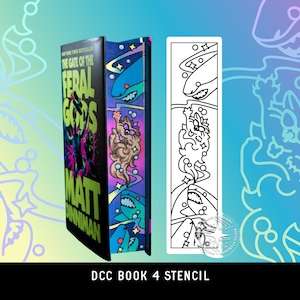 Op de afbeelding: Een boek getiteld The Gate of the Feral Gods door Matt Dinniman met een kleurrijk geïllustreerde rug met een wezen en haaien, naast een wit rechthoekig sjabloon met hetzelfde lijntekeningontwerp op een achtergrond met kleurverloop.
