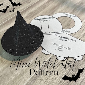 Può includere: Un mini cappello da strega nero glitterato con un motivo abbinato. Il motivo include il testo "Mini Witch Hat" e "Wonder Boutique Julima". Pipistrelli decorativi sullo sfondo.