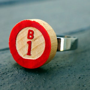 Anel de Bingo Ajustável | Escolha um marcador vermelho reaproveitado | Contador | Peça de jogo | Seu novo amuleto da sorte! | B-I-N-G-O!