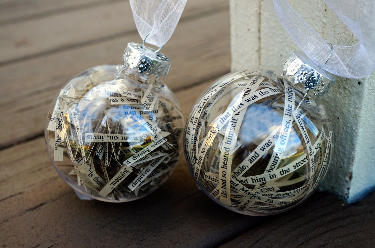 Een Christmas Carol Christmas Ornament gemaakt van gerecyclede boekenpagina door Charles Dickens | Ebenezer Dagobert | voor leraar, bibliothecaris, boekenliefhebber