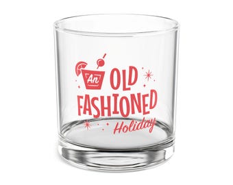 Può includere: Un bicchiere trasparente a fondo tondo con la scritta rossa "An OLD FASHIONED Holiday" e un'illustrazione di cocktail. Il bicchiere è adatto per servire cocktail o altre bevande.