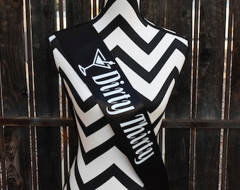 VENTA Dirty Thirty Birthday Sash . Faja de 30 cumpleaños. 30 y coqueta faja de cumpleaños. Banda de fiesta . CUMPLEAÑERA . Cumpleañera Faja de satén