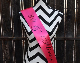 Treinta y Coqueta Faja de Cumpleaños. 30 y Flirty Birthday Sash. Dirty Thirty Birthday Sash Fiesta de cumpleaños 30 Sash Birthday Girl Satin Sash