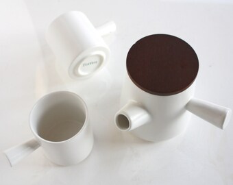 EAST/WEST White Ceramic Teapot with Wooden Lid and Two Ceramic Cups by TeaVert.