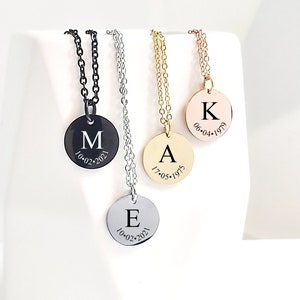 Collar con inicial grabada personalizada con fecha del año de nacimiento, colgante de moneda con monograma de cumpleaños personalizado para ella y para él, joyería resistente al agua