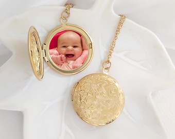 Personalized gold locket with photo, custom engraved locket with picture for mom and grandma, floral locket for sister, Mothers day gift.