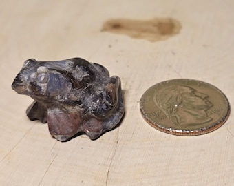 Mini Que Sara Frog, Small Keepsake, Small Carving.