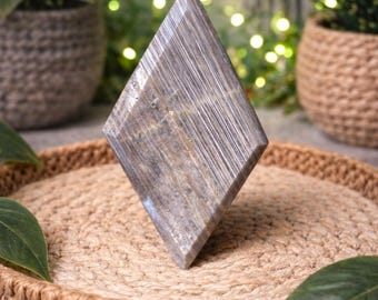 Flashy Labradorite Rhombus, 2.95oz, 3.90" Tall. Beautiful Flashy, Home Decor, Reiki, Healing, Lab