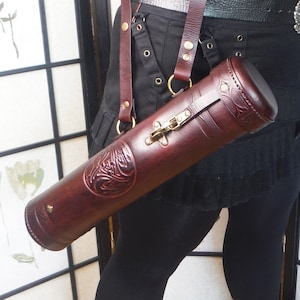 Tubo de mapa de cuero // Estuche de mapa medieval celta // LARP // Traveler Leather Belt Quiver Map Holder