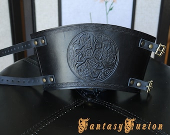 Protezioni per i polsi in pelle vichinga // Bracciali in pelle per armature da cavaliere vichingo // Polsini in pelle con motivo a cavallo celtico - Un paio -