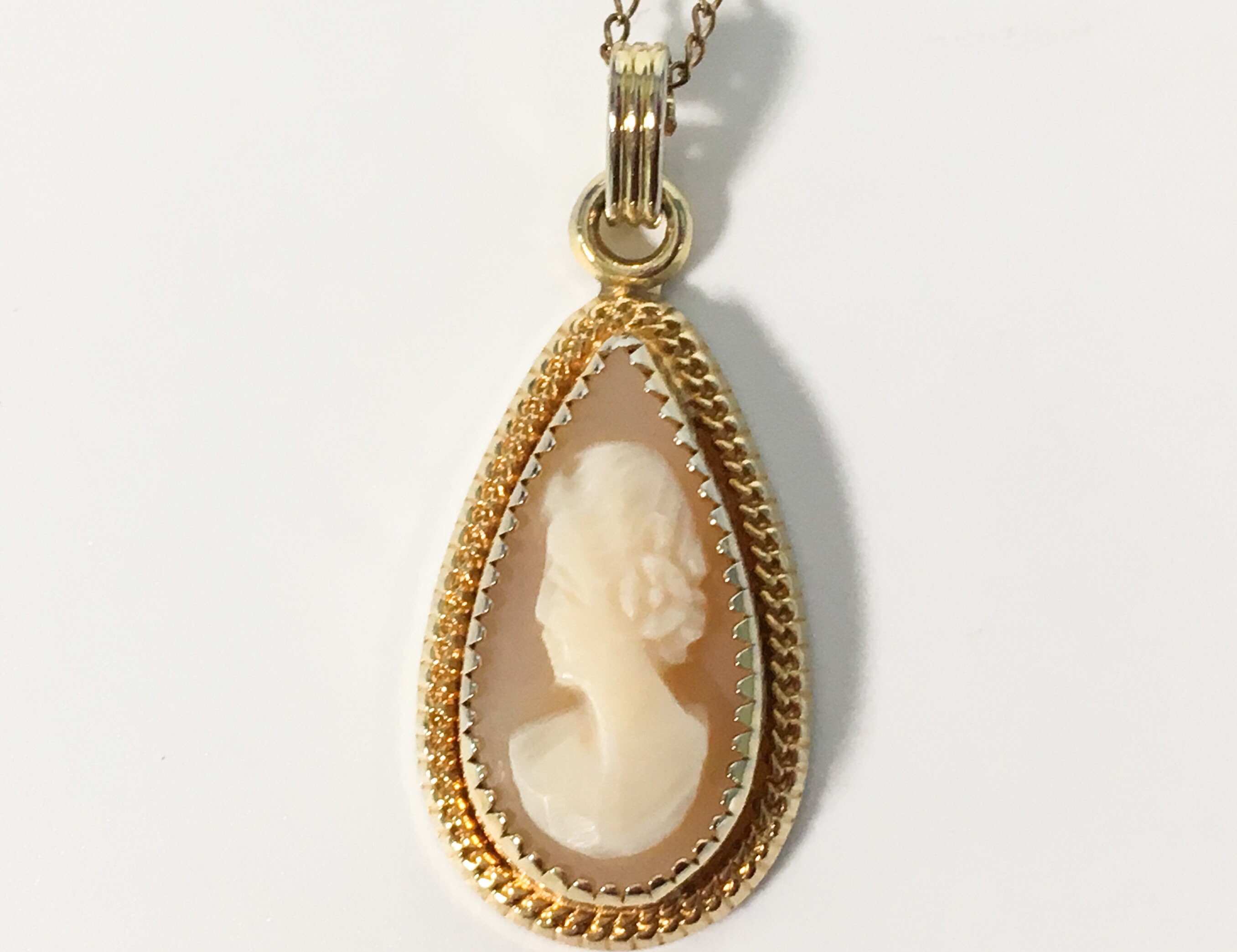 Gold cameo pendant Clearance