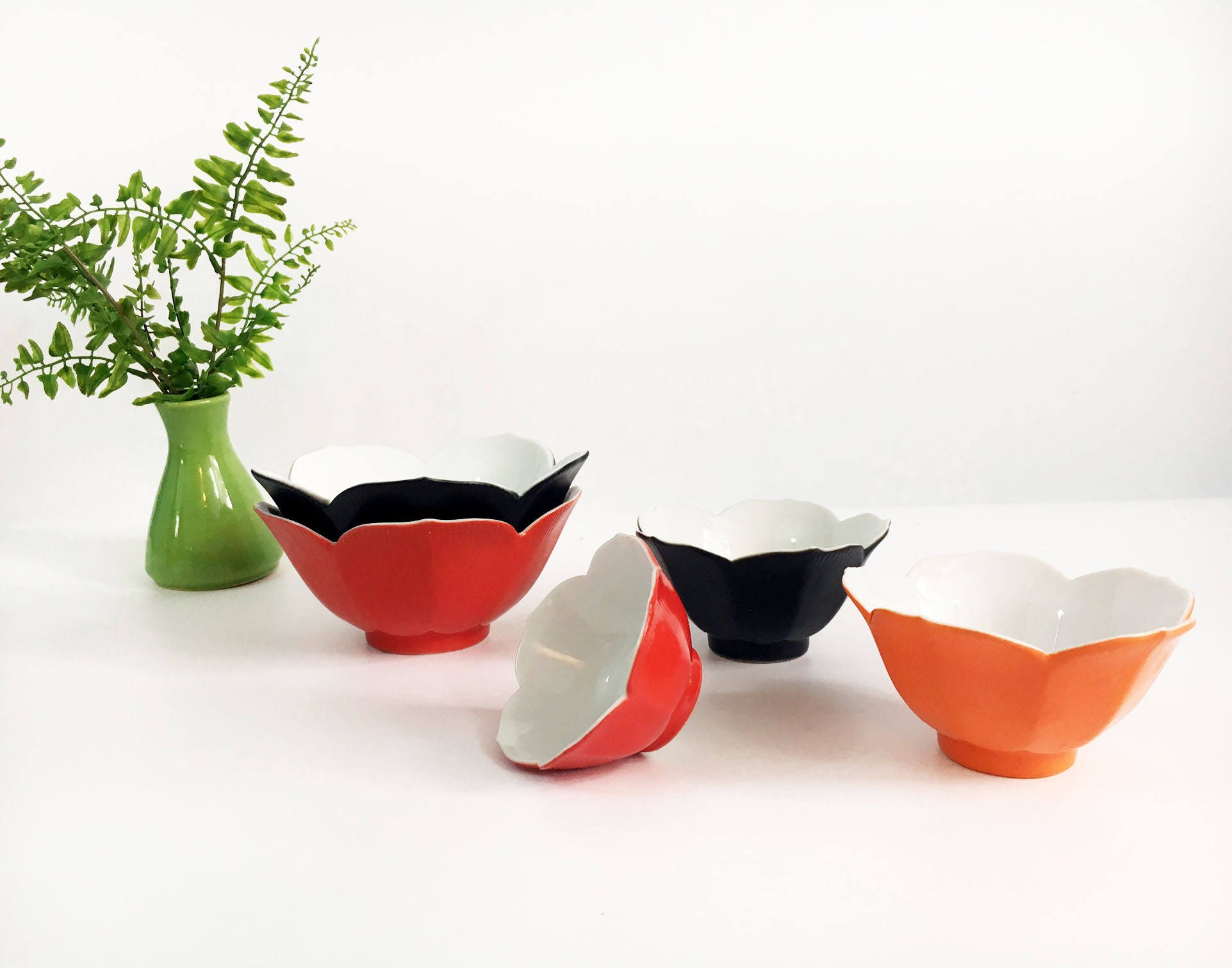 Vintage / Retro Set of 5 Nesting Japanese Lotus Tulip Flower Bowls